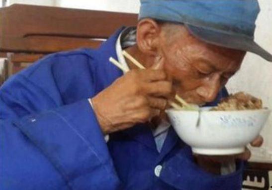 挎包大爷吃瓜,一场别开生面的吃瓜盛宴